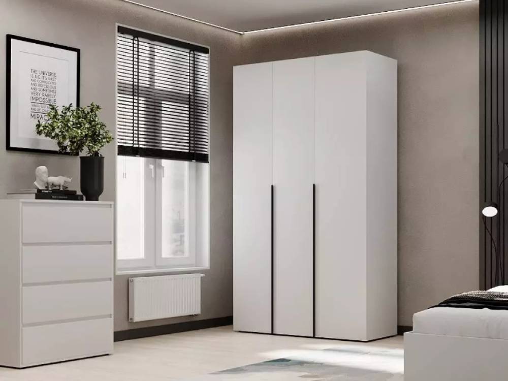 высокий шкаф в маленькой комнате